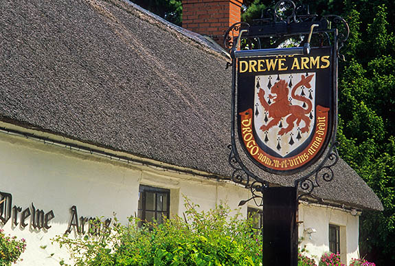 ENG: South West Region, Devon, Dartmoor National Park, Dartmoor's Eastern Edge, Drewsteignton, A thatched pub, the Drewe Arms [Ask for #268.282.]