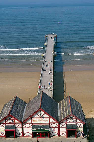 ENG: Yorkshire & Humberside Region, North Yorkshire, North Yorkshire Coast, Saltburn-by-the-Sea, Saltburn Sands and Saltburn Pier. Victorian era cliff lift, gravitiy powered, leads to pier. [Ask for #270.494.]